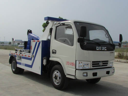 東風(fēng)多利卡藍(lán)牌一拖一清障車(chē)